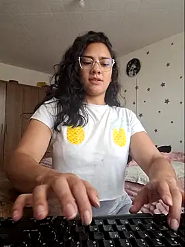 Snapshot of Thaliacooper_ chatting on December 4, 7:00 pm Thaliacooper online show from December 4, 7:00 pm