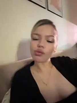 TinyTrixi online show from February 2, 9:46 pm