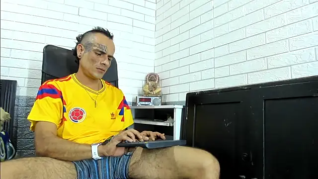 Snapshot of GeorgeZarrate chatting on June 17, 10:21 pm GeorgeZarrate online show from June 17, 10:21 pm
