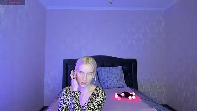 Snapshot of Amanda054 chatting on January 27, 12:01 am Amanda054 online show from January 27, 12:01 am