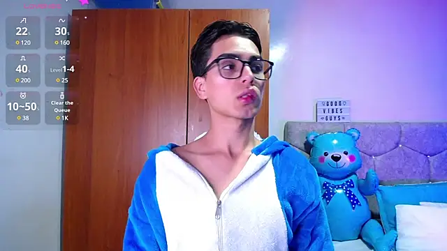 Snapshot of OwenBluee chatting on January 18, 6:13 am OwenBluee online show from January 18, 6:13 am