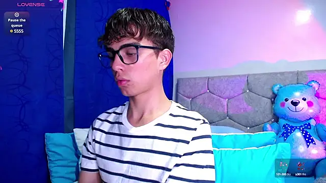 Snapshot of OwenBluee chatting on February 4, 5:42 am OwenBluee online show from February 4, 5:42 am