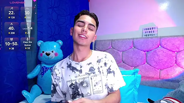 Snapshot of OwenBluee chatting on February 13, 5:16 am OwenBluee online show from February 13, 5:16 am