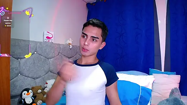 Snapshot of OwenBluee chatting on September 18, 9:28 pm OwenBluee online show from September 18, 9:28 pm