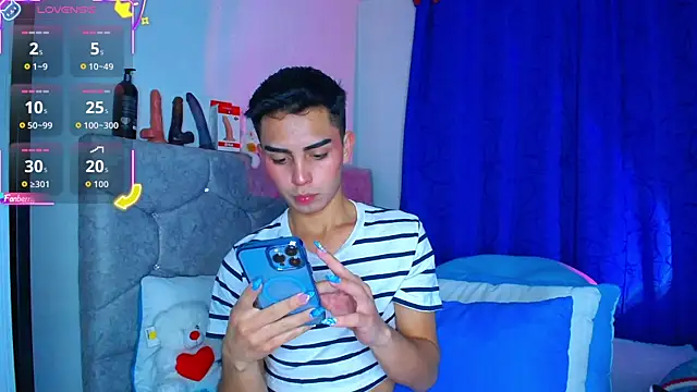 Snapshot of OwenBluee chatting on October 20, 6:14 am OwenBluee online show from October 20, 6:14 am