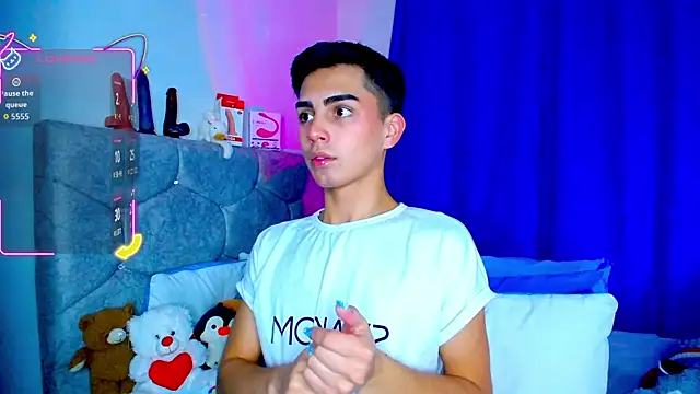 Snapshot of OwenBluee chatting on October 22, 6:57 am OwenBluee online show from October 22, 6:57 am