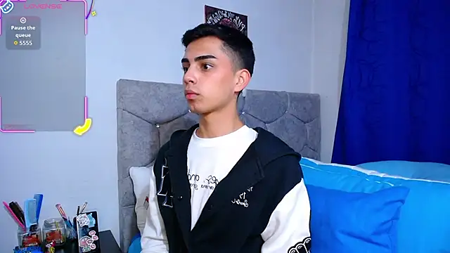 Snapshot of OwenBluee chatting on November 7, 3:17 am OwenBluee online show from November 7, 3:17 am