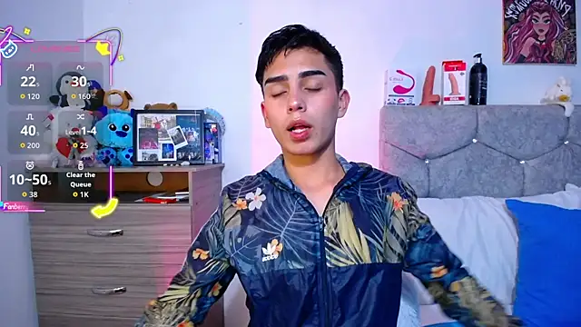 Snapshot of OwenBluee chatting on November 13, 6:01 am OwenBluee online show from November 13, 6:01 am