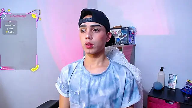 Snapshot of OwenBluee chatting on November 18, 11:03 am OwenBluee online show from November 18, 11:03 am