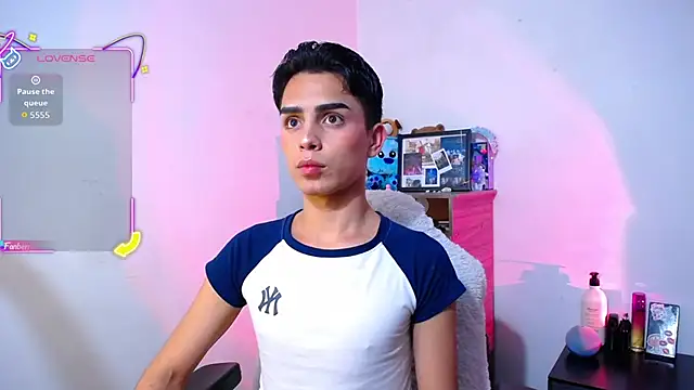 Snapshot of OwenBluee chatting on November 22, 5:39 am OwenBluee online show from November 22, 5:39 am