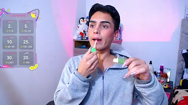 Snapshot of OwenBluee chatting on November 25, 5:29 am OwenBluee online show from November 25, 5:29 am