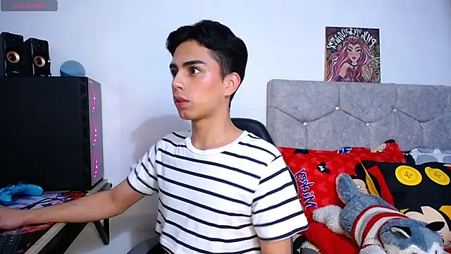 Snapshot of OwenBluee chatting on December 2, 6:30 am OwenBluee online show from December 2, 6:30 am