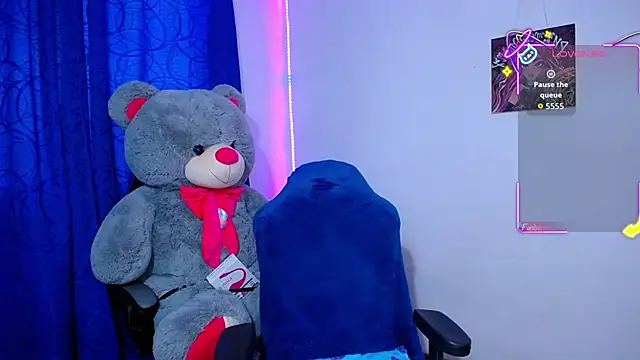 OwenBluee online show from April 26, 10:57 am