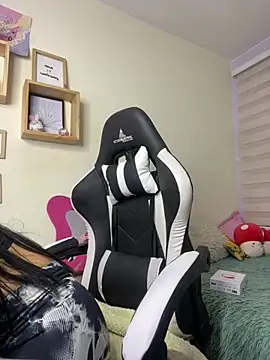 Snapshot of Ivann4 chatting on March 7, 7:05 pm Ivann4 online show from March 7, 7:05 pm