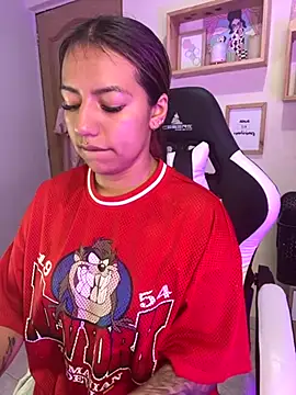 Snapshot of Ivann4 chatting on November 4, 6:18 pm Ivann4 online show from November 4, 6:18 pm