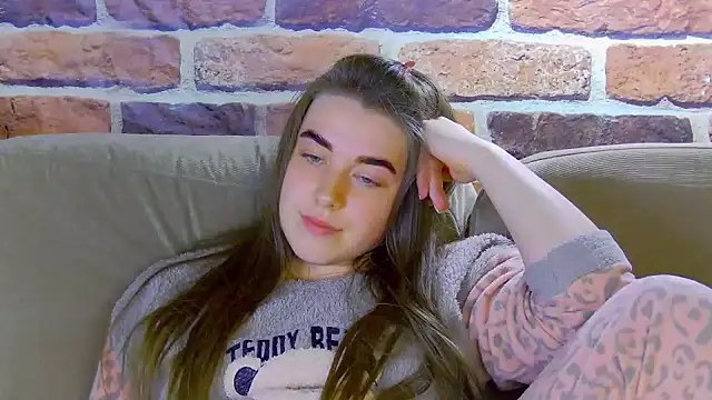 Sofia Hugs online show from May 8, 6:02 pm