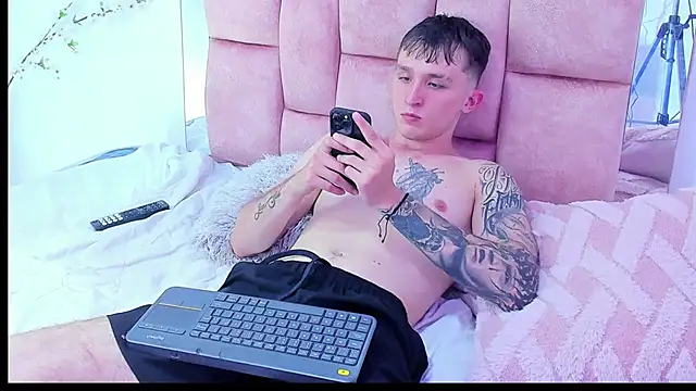 Dylanwhite23  online show from February 13, 11:58 pm