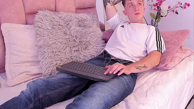 Dylanwhite23  online show from February 24, 2:08 am