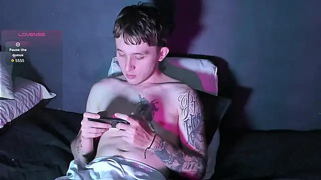 Dylanwhite23  online show from October 23, 6:17 pm