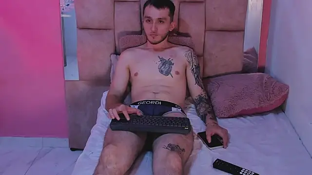 Dylanwhite23  online show from April 27, 3:26 am