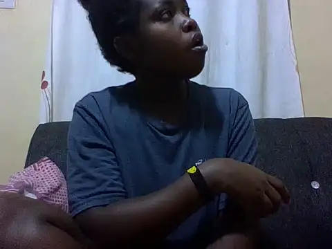 Snapshot of Sweetcecie01 chatting on June 16, 9:50 pm Sweetcecie01 online show from June 16, 9:50 pm