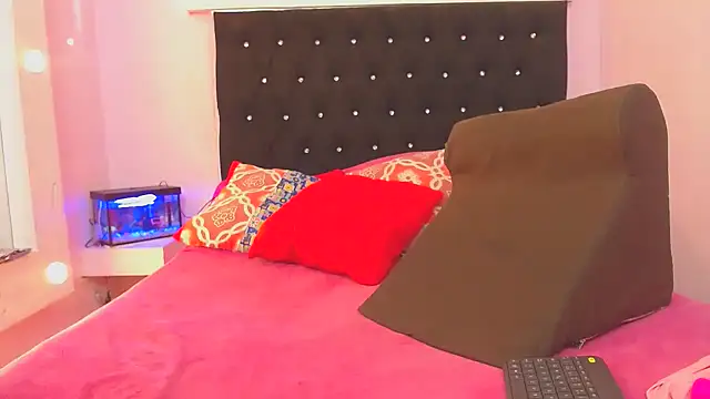 Snapshot of kittybonxx chatting on December 13, 12:06 pm kittybonxx online show from December 13, 12:06 pm