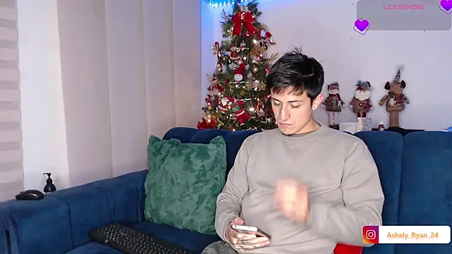 Snapshot of ashely_ryan24 chatting on December 1, 11:32 pm ashely ryan24 online show from December 1, 11:32 pm