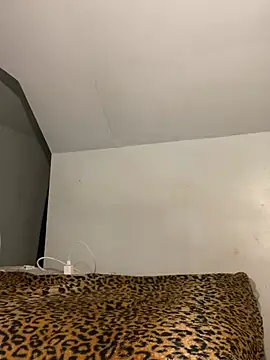 AUNYXXX online show from March 8, 4:01 am