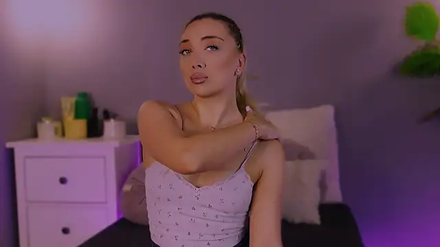 Snapshot of Jessielle chatting on December 4, 4:22 am Jessielle online show from December 4, 4:22 am