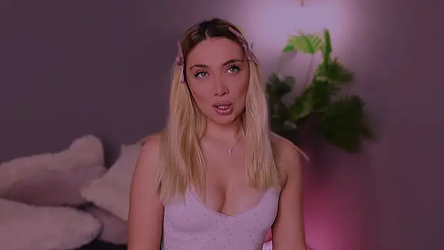 Snapshot of Jessielle chatting on December 15, 7:34 am Jessielle online show from December 15, 7:34 am