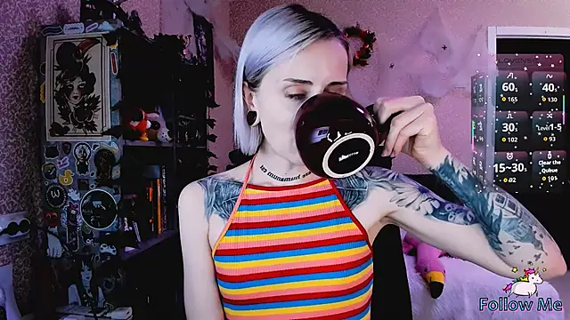 Snapshot of NaniMoore chatting on November 9, 8:18 pm NaniMoore online show from November 9, 8:18 pm