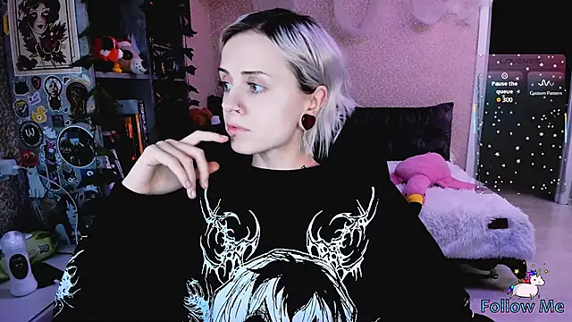 Snapshot of NaniMoore chatting on November 12, 8:08 pm NaniMoore online show from November 12, 8:08 pm