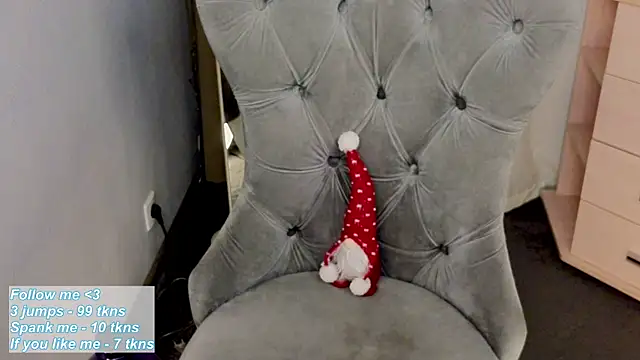 Snapshot of VioletMills chatting on December 8, 11:19 pm VioletMills online show from December 8, 11:19 pm