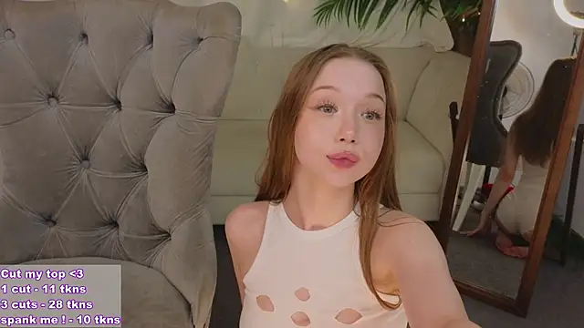 Snapshot of VioletMills chatting on December 11, 11:43 pm VioletMills online show from December 11, 11:43 pm