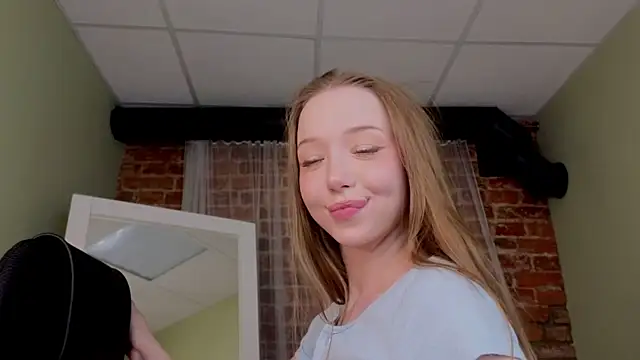 Snapshot of VioletMills chatting on December 19, 9:49 pm VioletMills online show from December 19, 9:49 pm