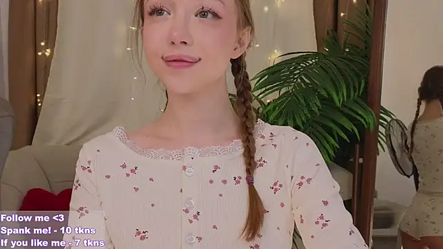 Snapshot of VioletMills chatting on February 2, 9:02 pm VioletMills online show from February 2, 9:02 pm