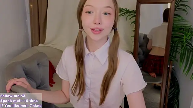 Snapshot of VioletMills chatting on March 9, 1:35 am VioletMills online show from March 9, 1:35 am