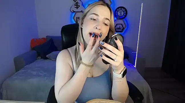 Snapshot of SabrinViolet chatting on December 6, 9:10 am SabrinViolet online show from December 6, 9:10 am