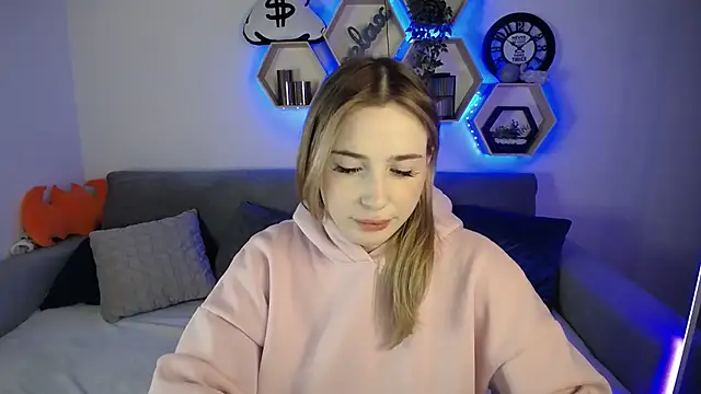 Snapshot of SabrinViolet chatting on December 18, 12:18 pm SabrinViolet online show from December 18, 12:18 pm