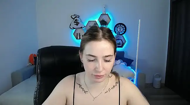 Snapshot of SabrinViolet chatting on March 9, 9:13 am SabrinViolet online show from March 9, 9:13 am
