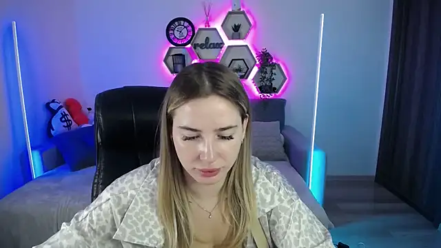 Snapshot of SabrinViolet chatting on September 15, 8:03 am SabrinViolet online show from September 15, 8:03 am