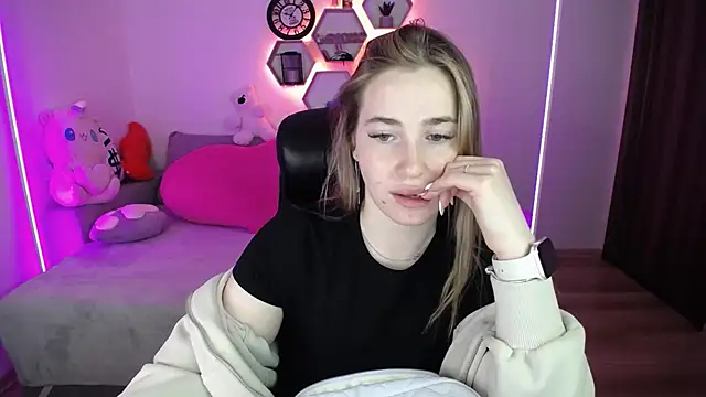 Snapshot of SabrinViolet chatting on May 8, 8:08 am SabrinViolet online show from May 8, 8:08 am