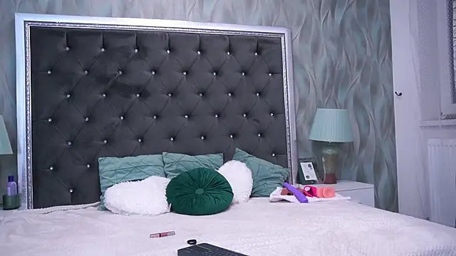 Snapshot of AnneHove chatting on December 6, 6:17 pm AnneHove online show from December 6, 6:17 pm