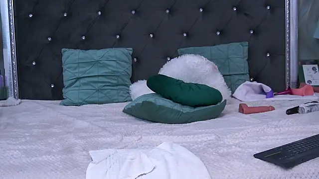 Snapshot of AnneHove chatting on December 7, 11:23 pm AnneHove online show from December 7, 11:23 pm
