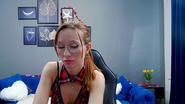 Snapshot of AnneHove chatting on February 14, 8:21 am AnneHove online show from February 14, 8:21 am