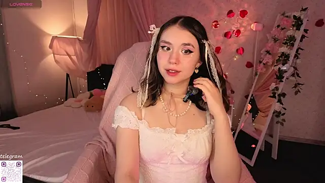 lilly Cherry  online show from June 25, 11:37 am