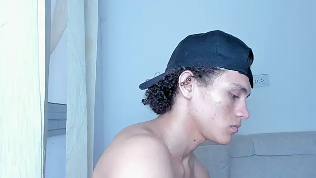 Snapshot of laurent_nova chatting on January 28, 10:23 pm laurent nova online show from January 28, 10:23 pm