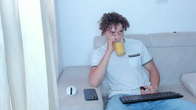 Snapshot of laurent_nova chatting on February 6, 9:38 pm laurent nova online show from February 6, 9:38 pm