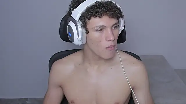 Snapshot of laurent_nova chatting on October 4, 5:05 am laurent nova online show from October 4, 5:05 am