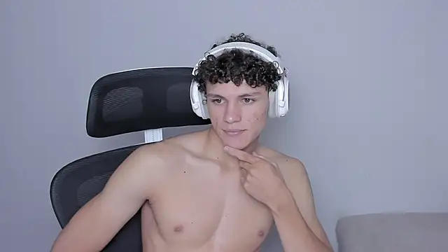 Snapshot of laurent_nova chatting on October 6, 3:04 am laurent nova online show from October 6, 3:04 am